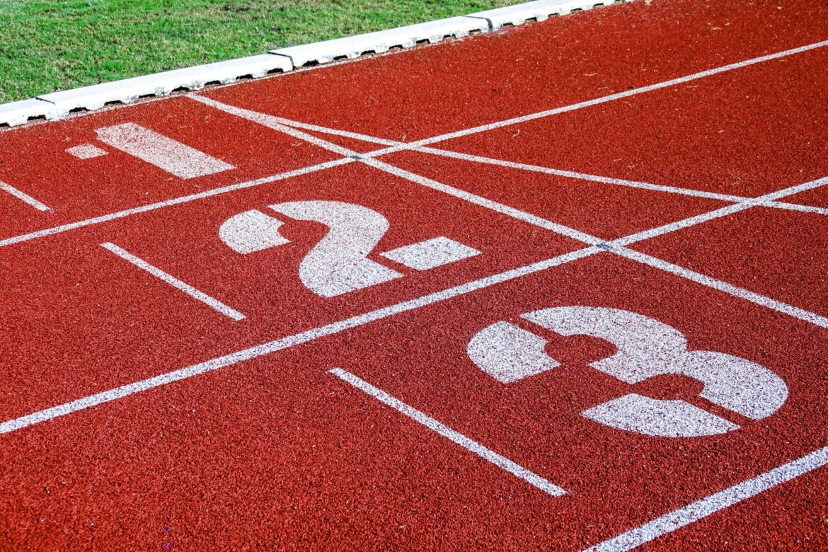 Running track with numbers 1, 2, 3 symbolizing preparation and training for overcoming fear of public speaking.